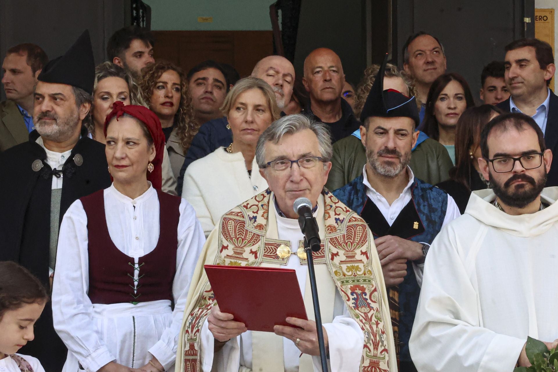 Abarrotado mercáu de Güevos Pintos, que se reivindican en La Pola Siero