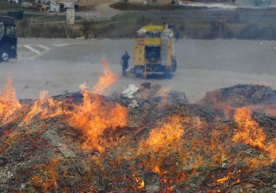 Bomberos sofocando uno de los incendios que ha registrado Cogersa en los últimos años.