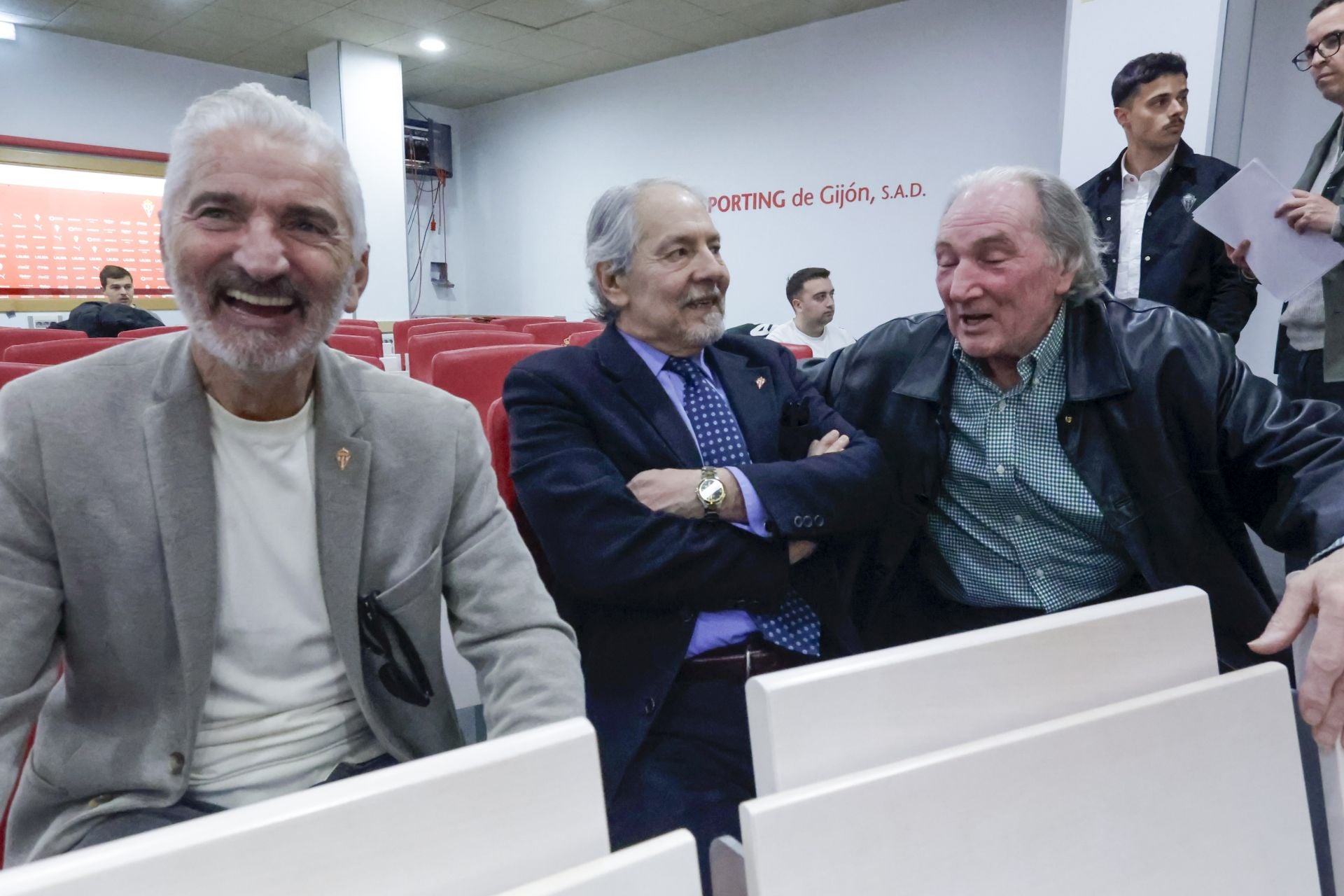 El Sporting de Gijón entrega sus insignias de oro a los nuevos socios de honor