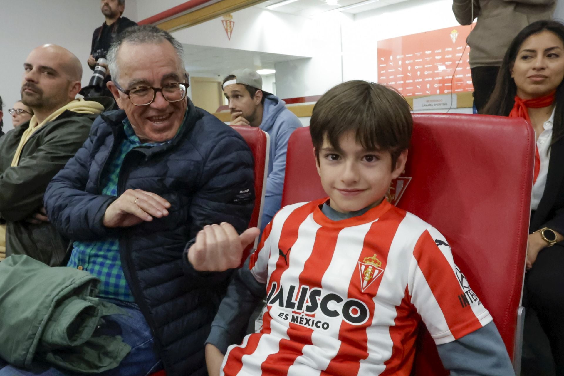 El Sporting de Gijón entrega sus insignias de oro a los nuevos socios de honor