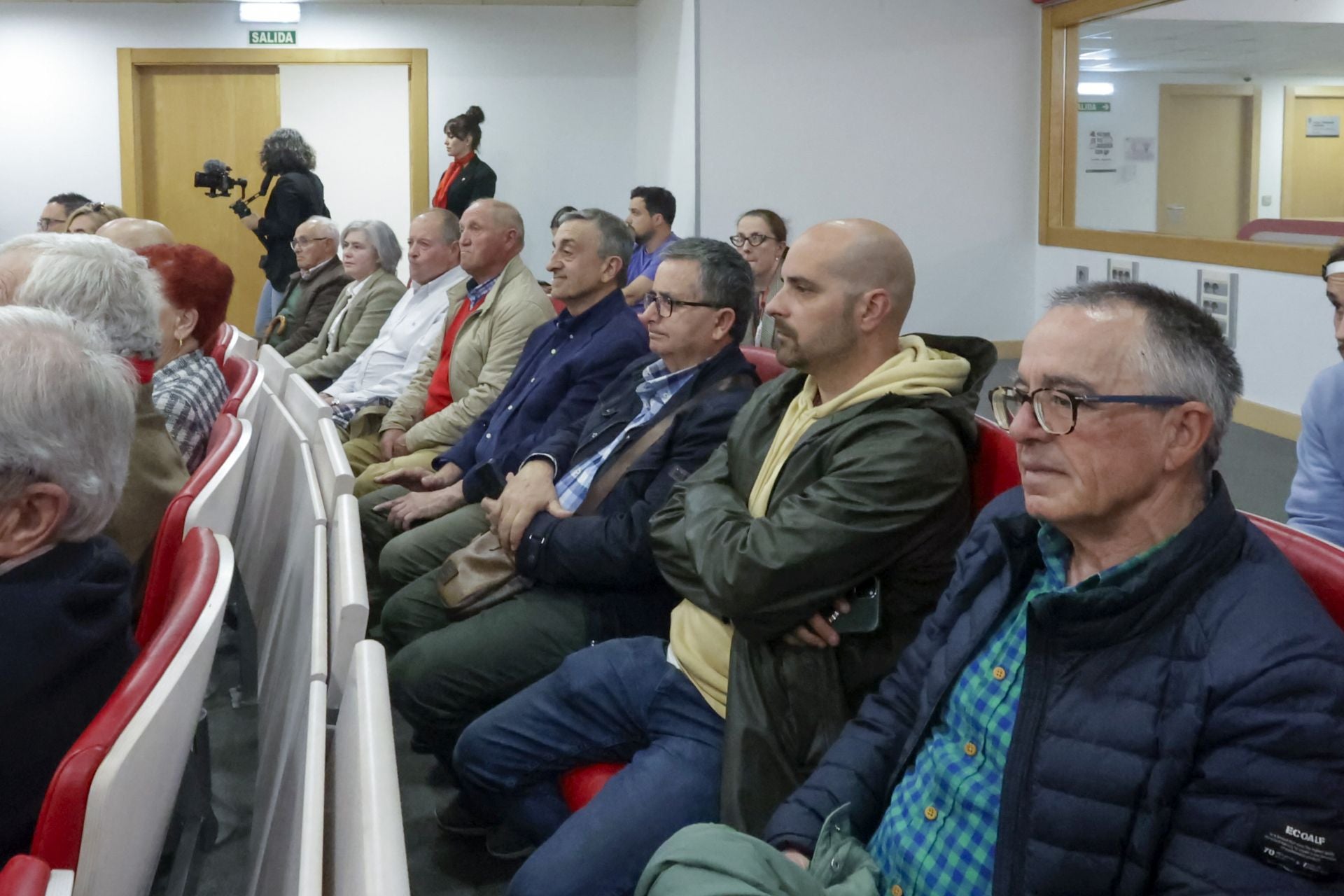 El Sporting de Gijón entrega sus insignias de oro a los nuevos socios de honor
