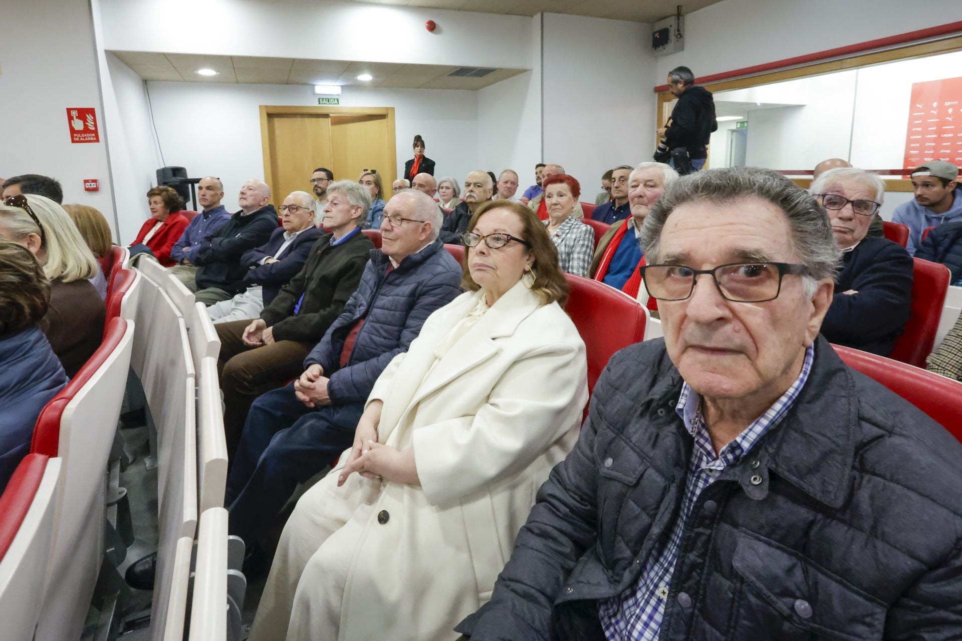 El Sporting de Gijón entrega sus insignias de oro a los nuevos socios de honor