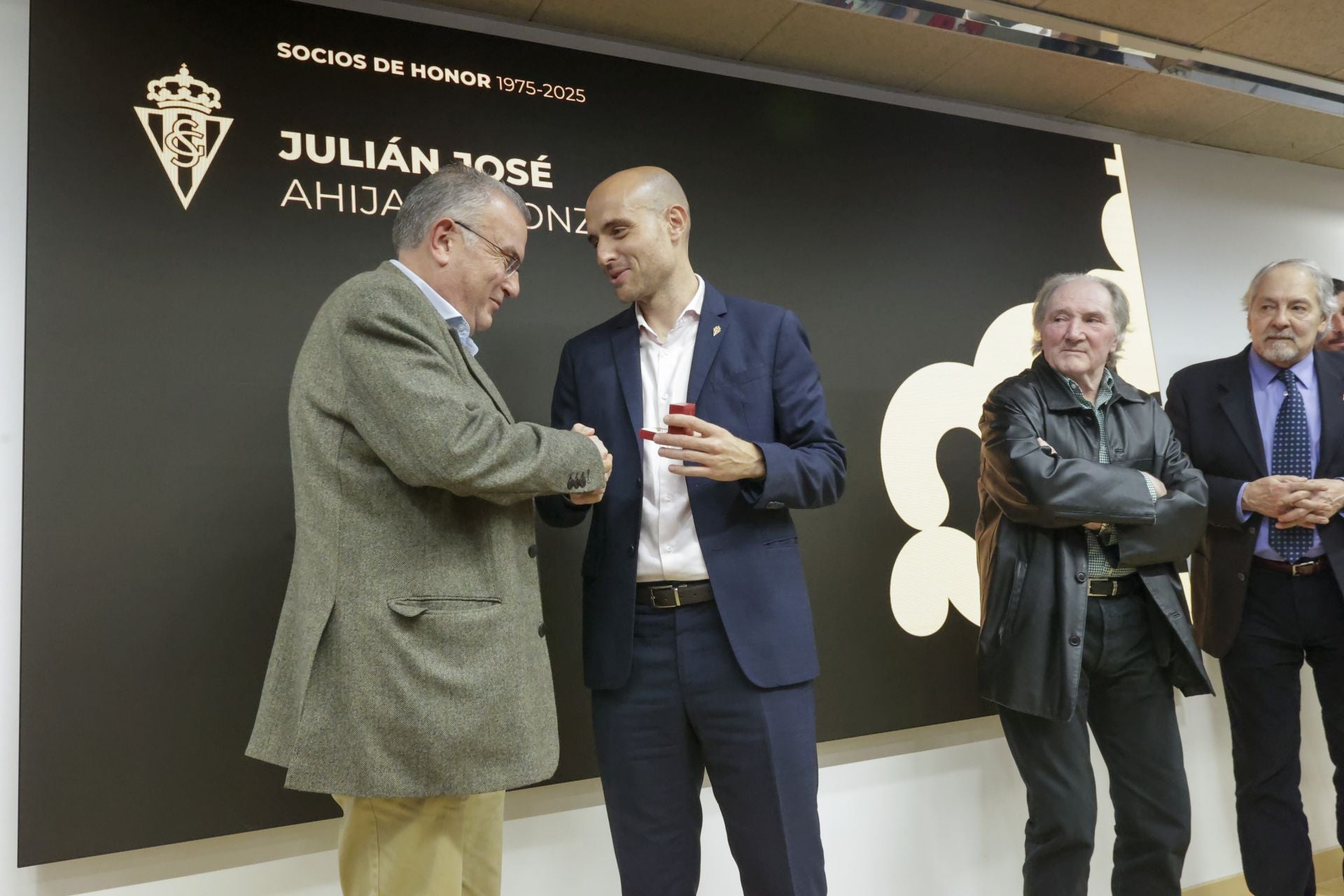 El Sporting de Gijón entrega sus insignias de oro a los nuevos socios de honor