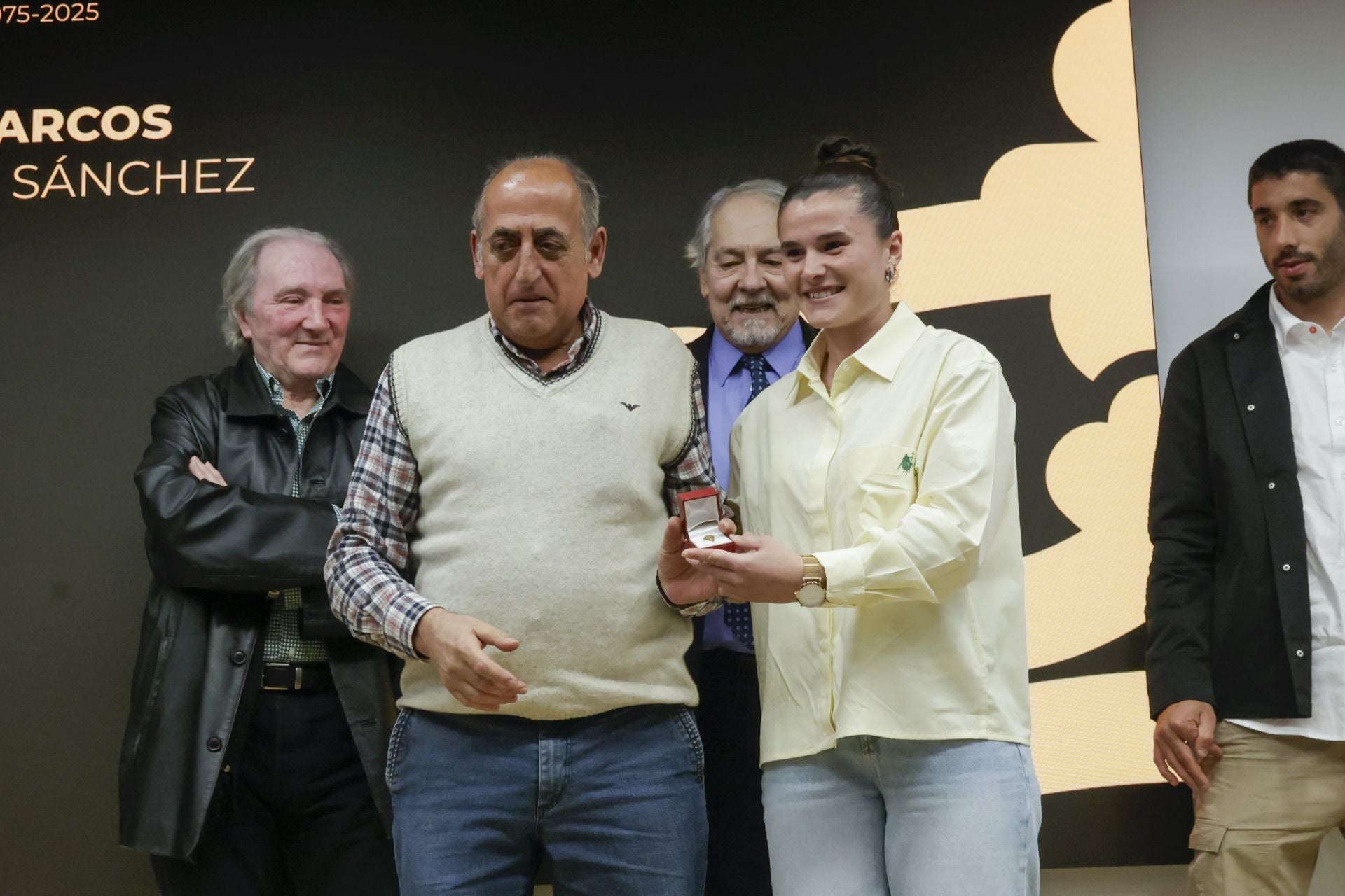 El Sporting de Gijón entrega sus insignias de oro a los nuevos socios de honor
