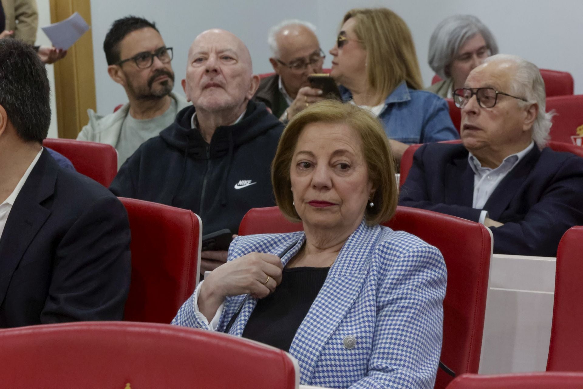 El Sporting de Gijón entrega sus insignias de oro a los nuevos socios de honor