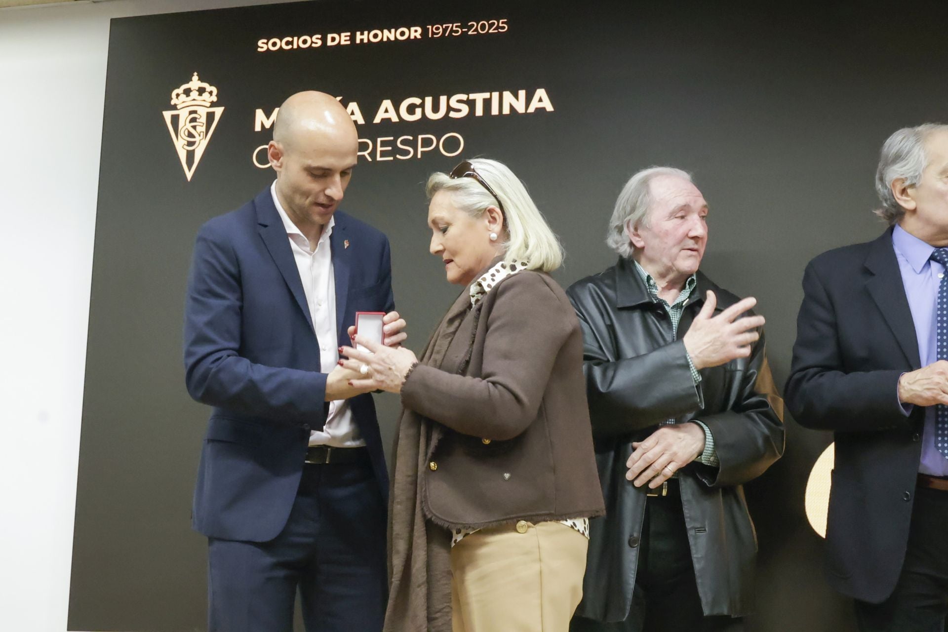 El Sporting de Gijón entrega sus insignias de oro a los nuevos socios de honor