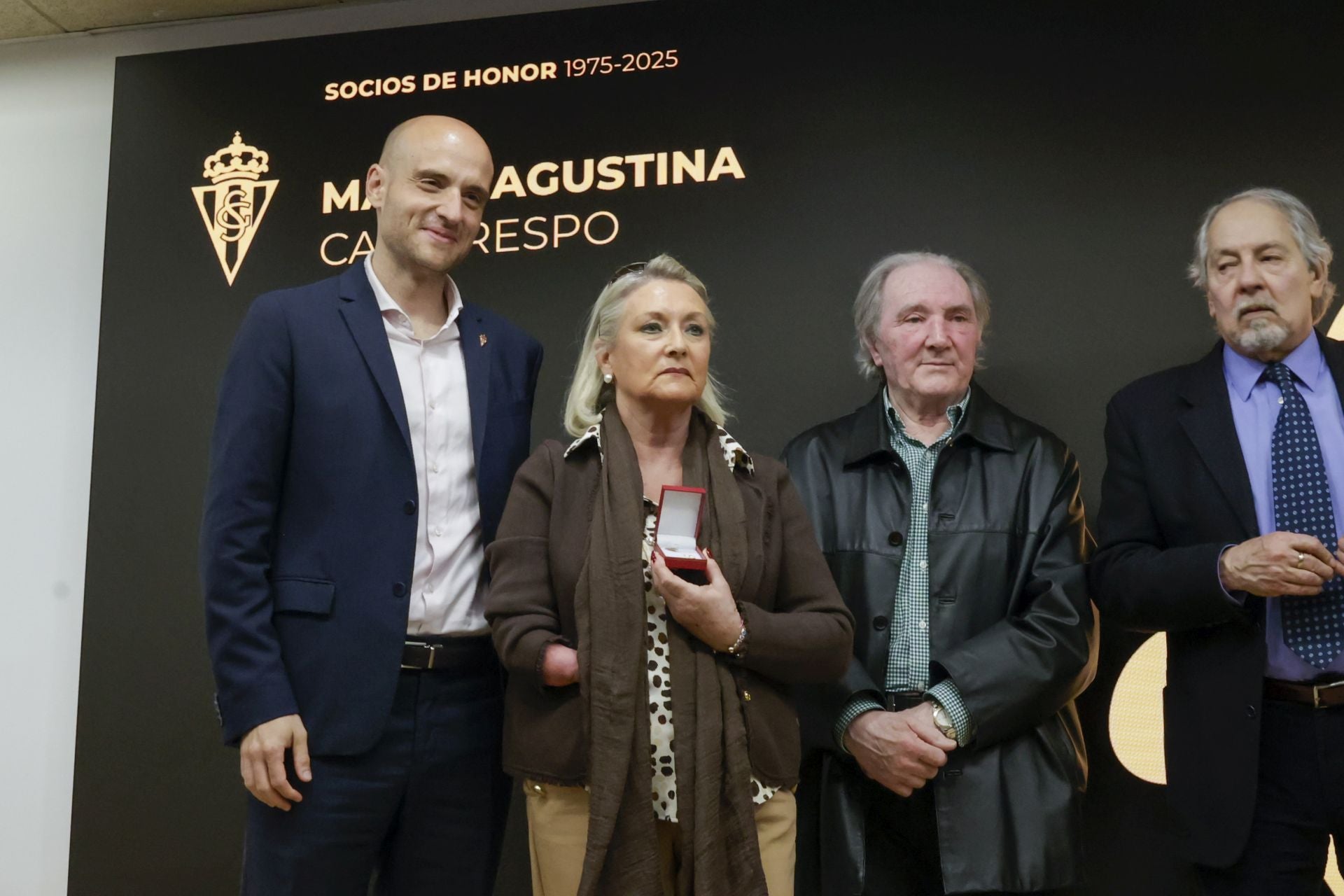 El Sporting de Gijón entrega sus insignias de oro a los nuevos socios de honor