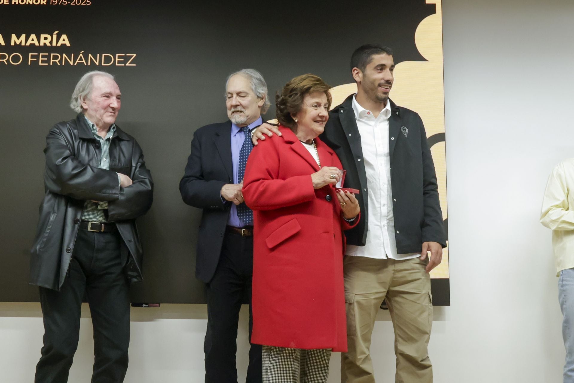 El Sporting de Gijón entrega sus insignias de oro a los nuevos socios de honor