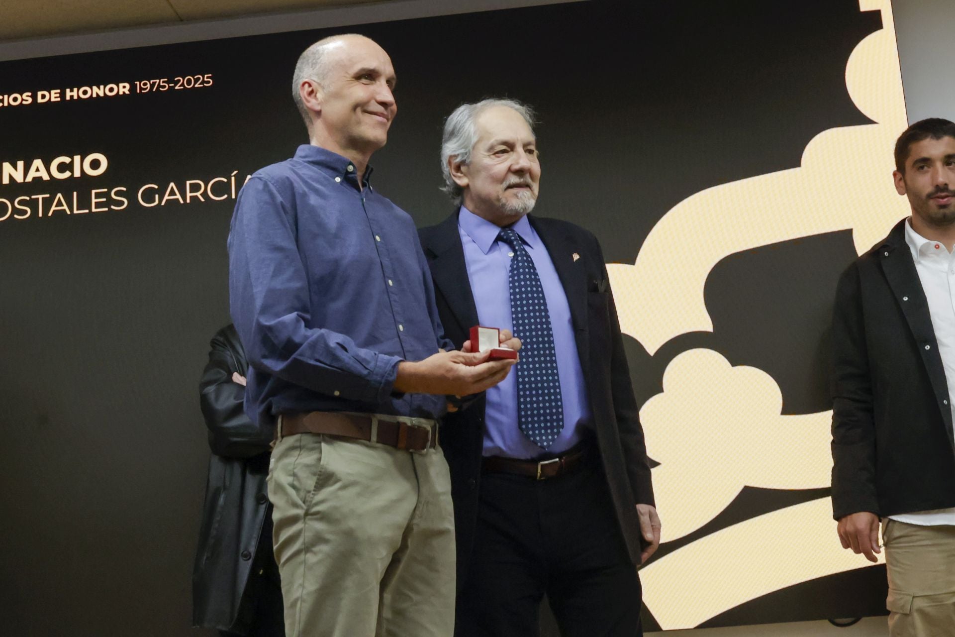 El Sporting de Gijón entrega sus insignias de oro a los nuevos socios de honor