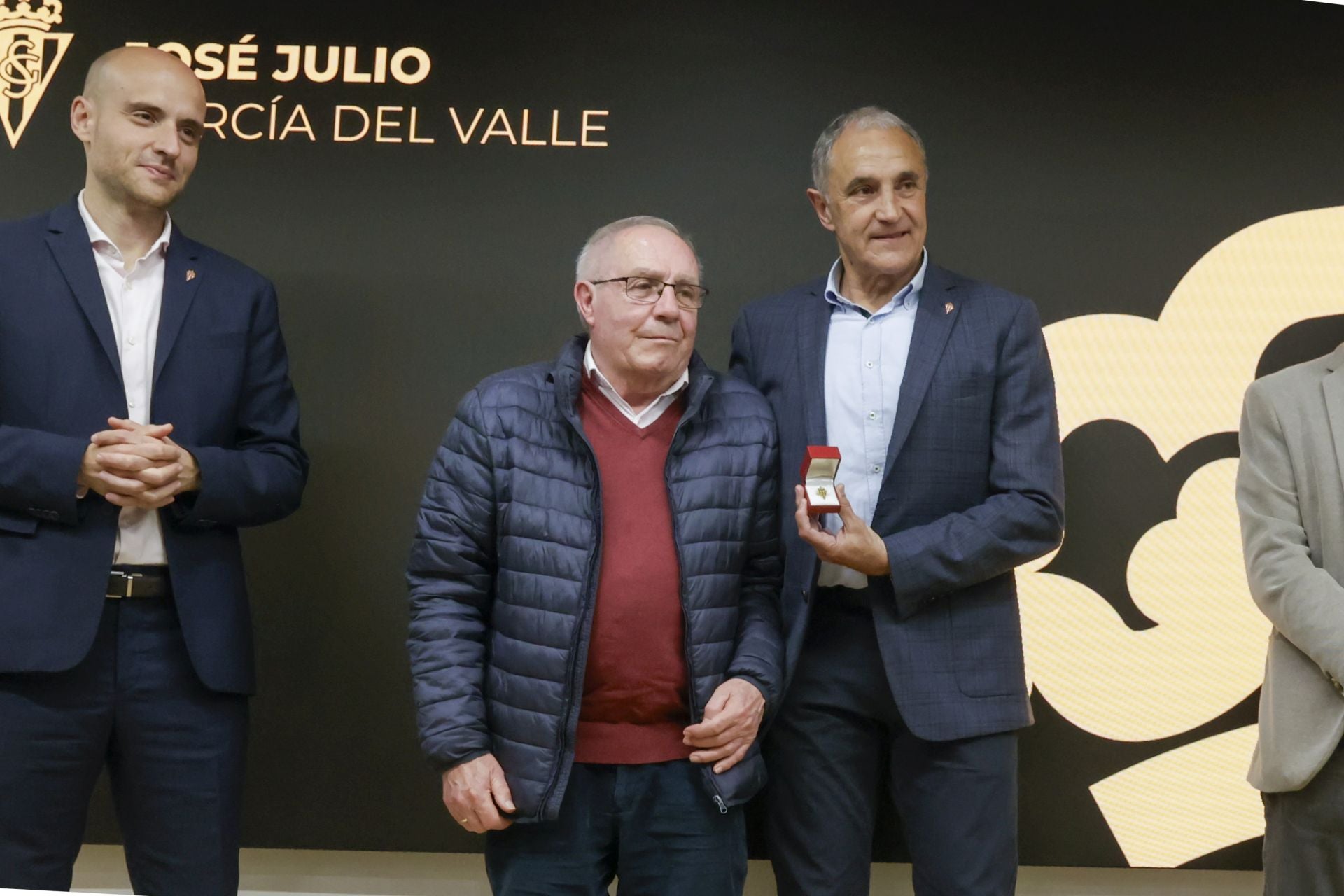 El Sporting de Gijón entrega sus insignias de oro a los nuevos socios de honor