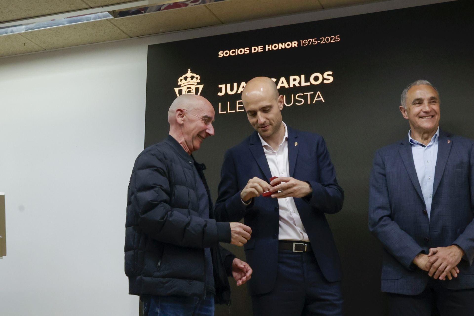 El Sporting de Gijón entrega sus insignias de oro a los nuevos socios de honor