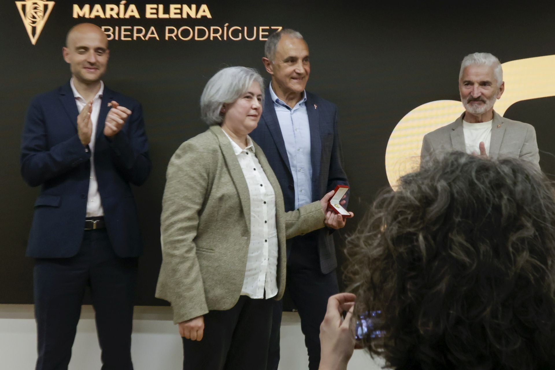 El Sporting de Gijón entrega sus insignias de oro a los nuevos socios de honor