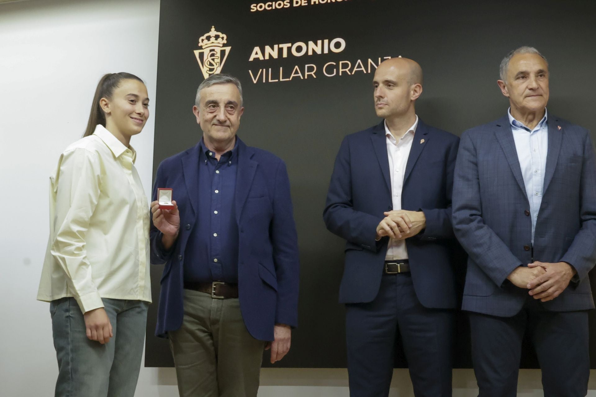 El Sporting de Gijón entrega sus insignias de oro a los nuevos socios de honor