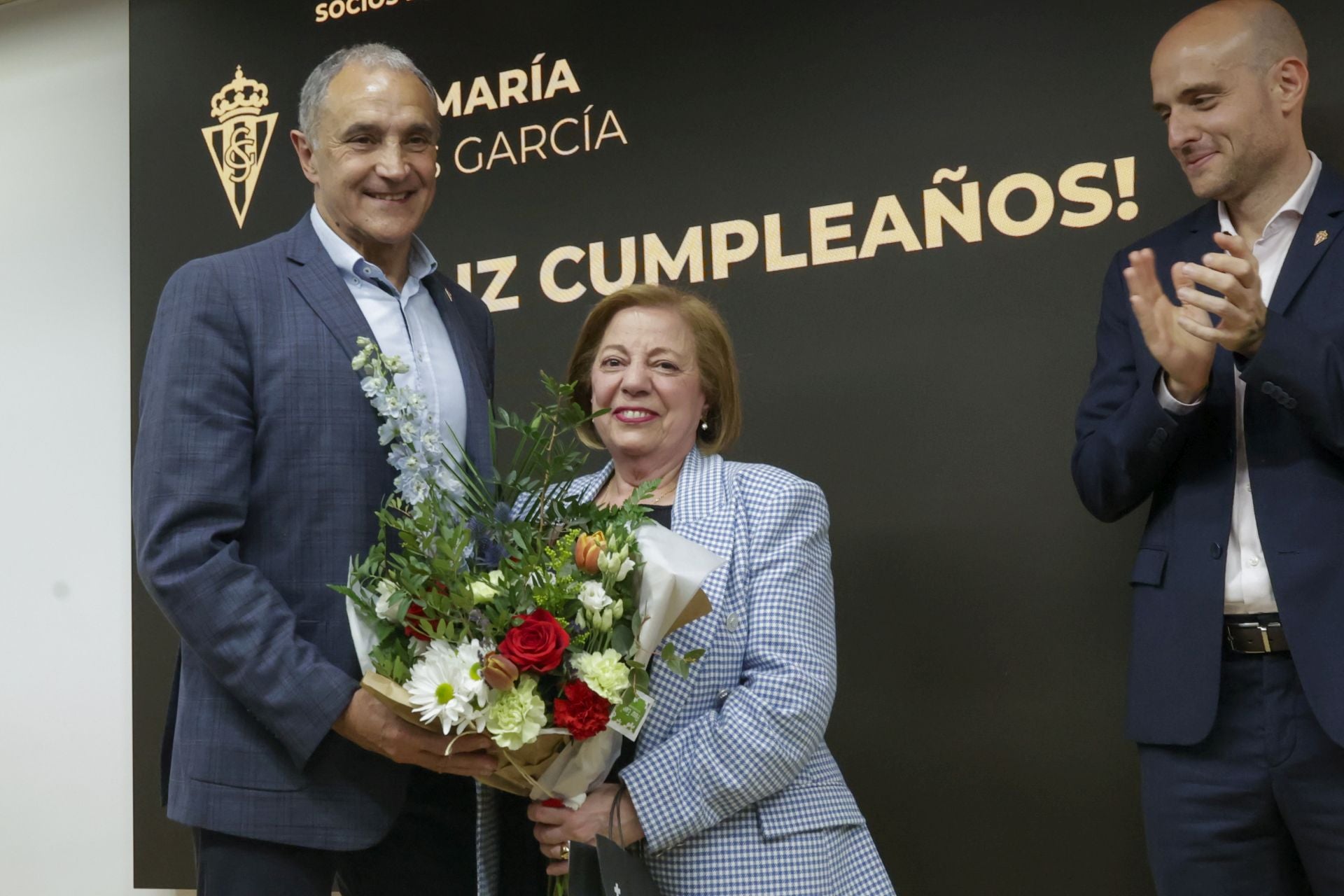 El Sporting de Gijón entrega sus insignias de oro a los nuevos socios de honor