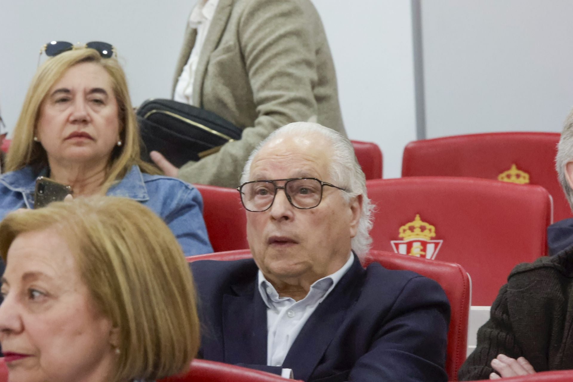 El Sporting de Gijón entrega sus insignias de oro a los nuevos socios de honor