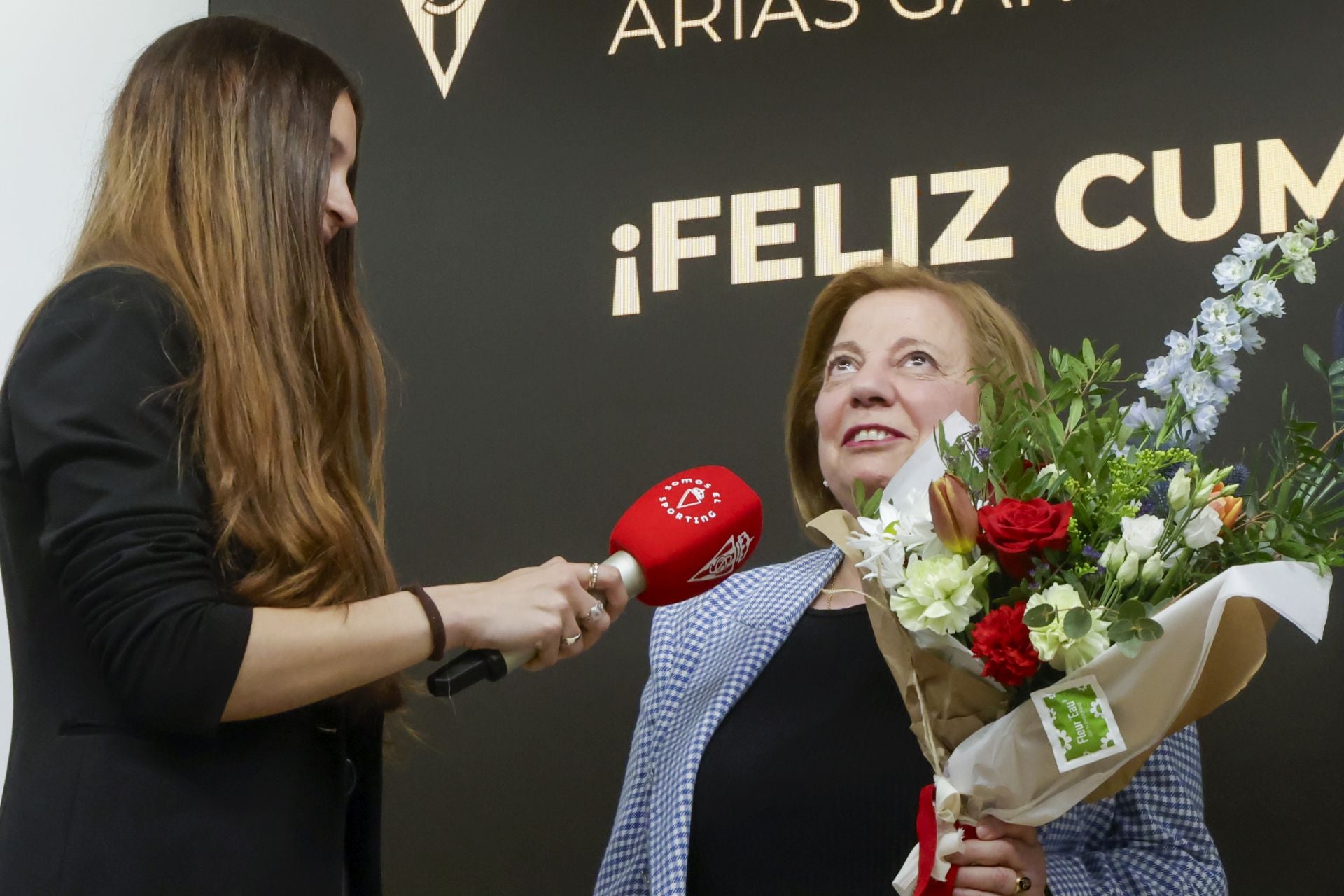 El Sporting de Gijón entrega sus insignias de oro a los nuevos socios de honor