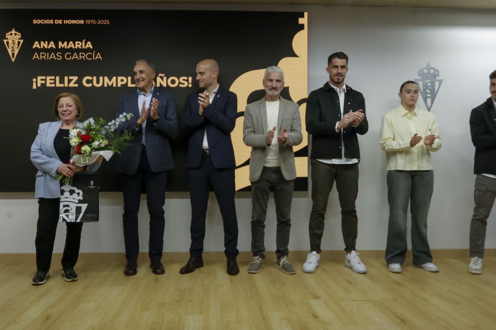 El Sporting de Gijón entrega sus insignias de oro a los nuevos socios de honor