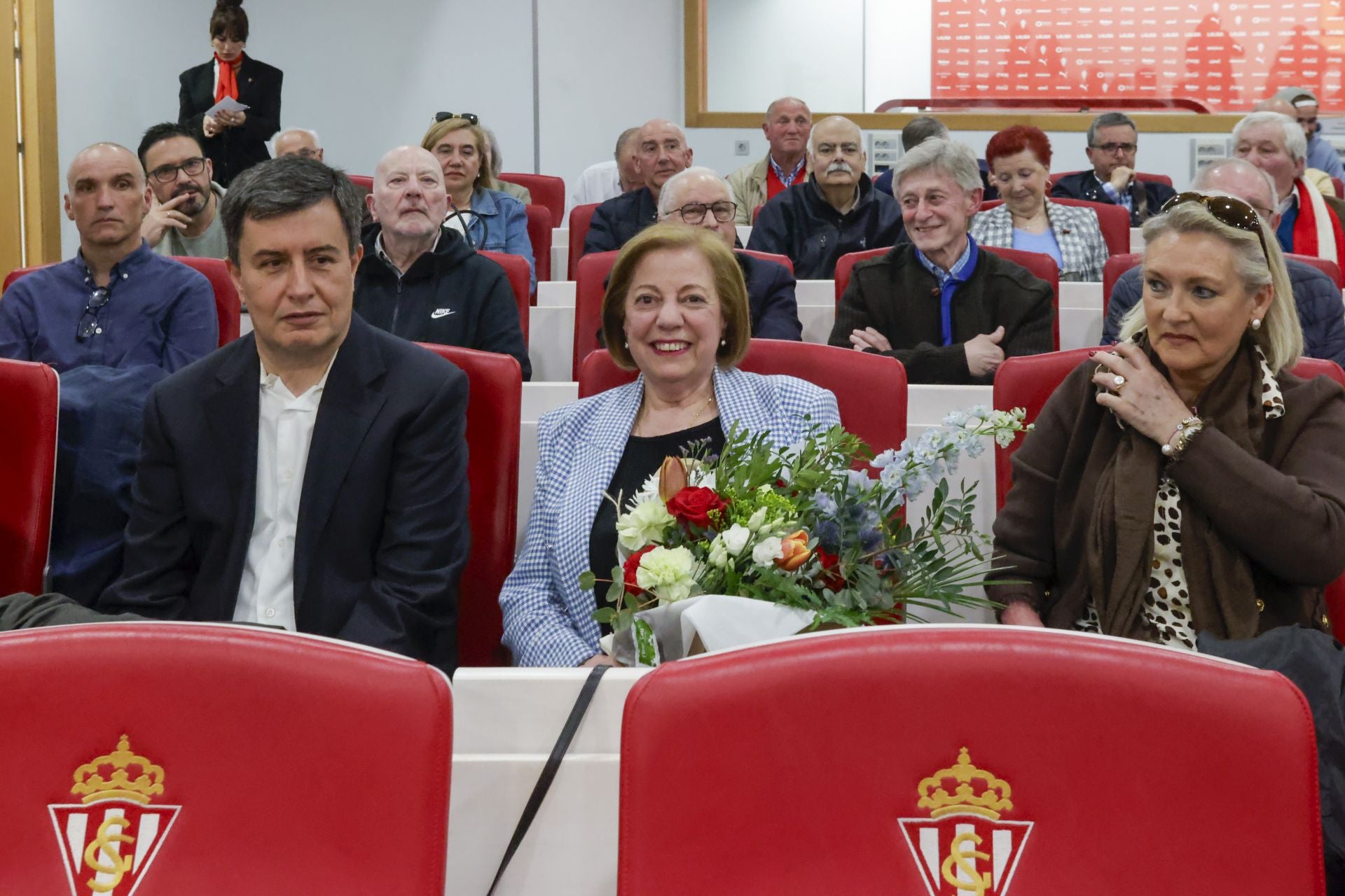 El Sporting de Gijón entrega sus insignias de oro a los nuevos socios de honor