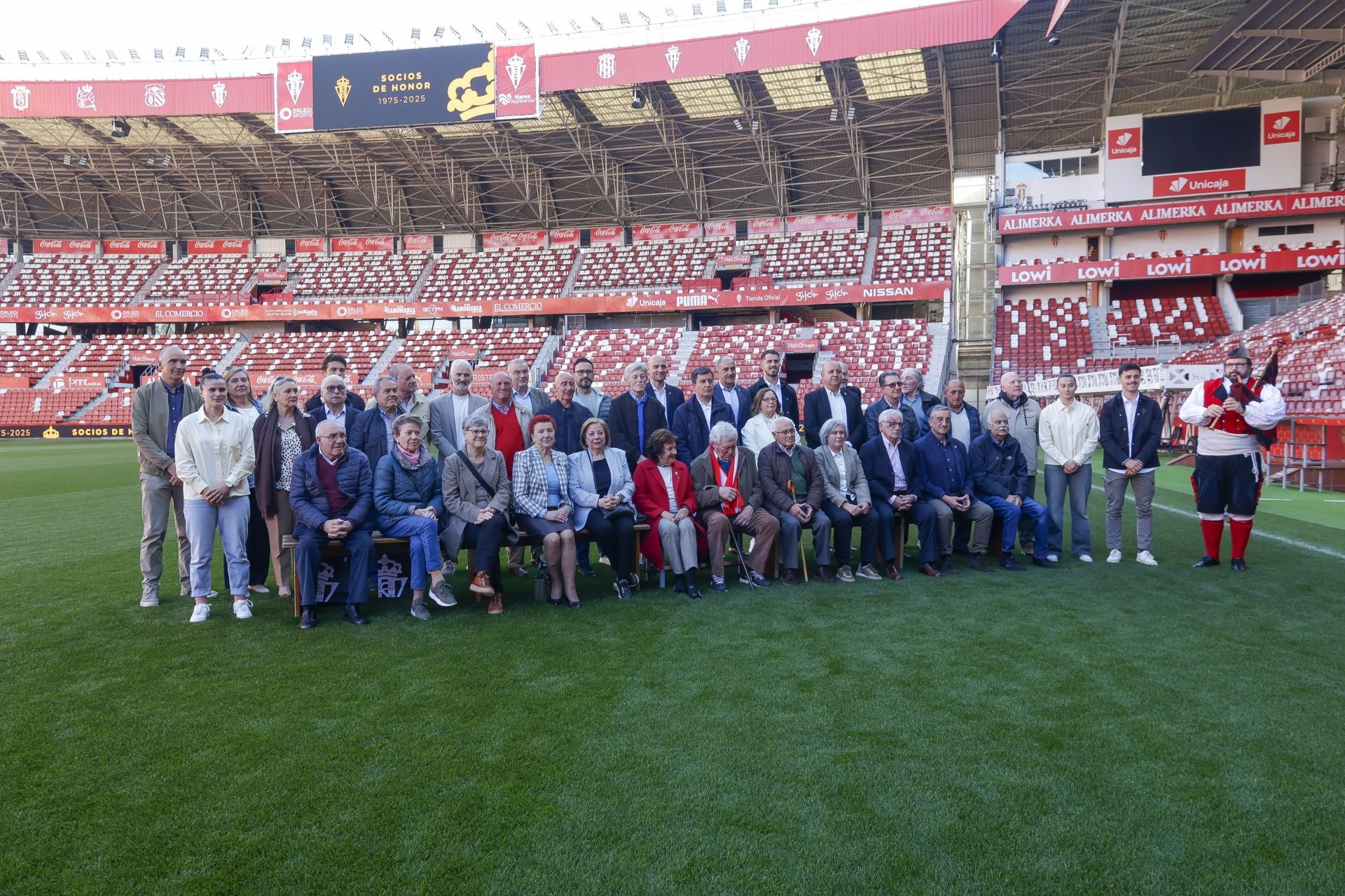 El Sporting de Gijón entrega sus insignias de oro a los nuevos socios de honor