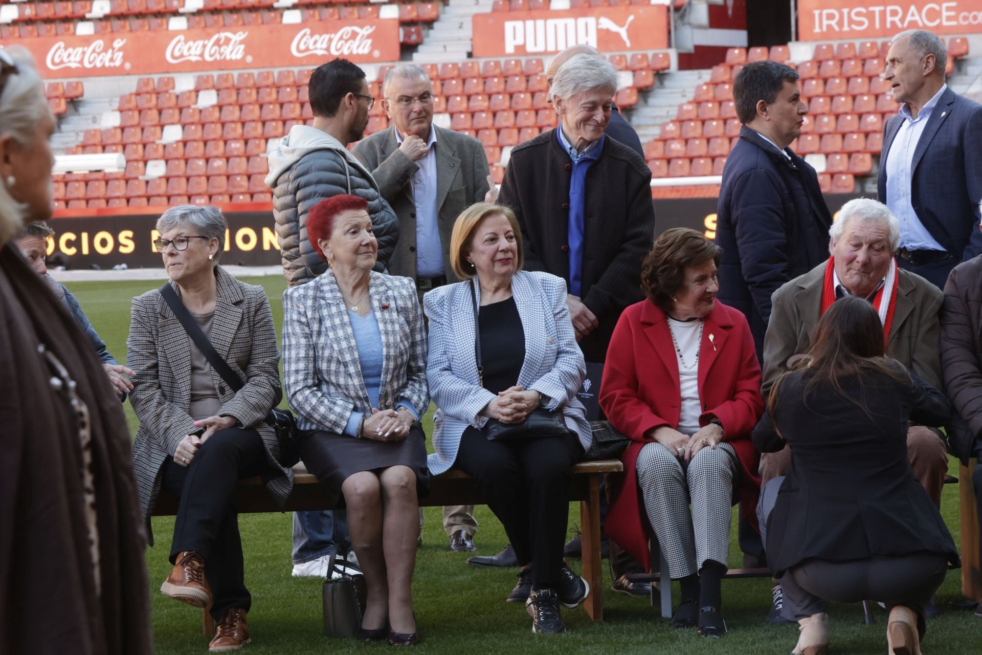 El Sporting de Gijón entrega sus insignias de oro a los nuevos socios de honor