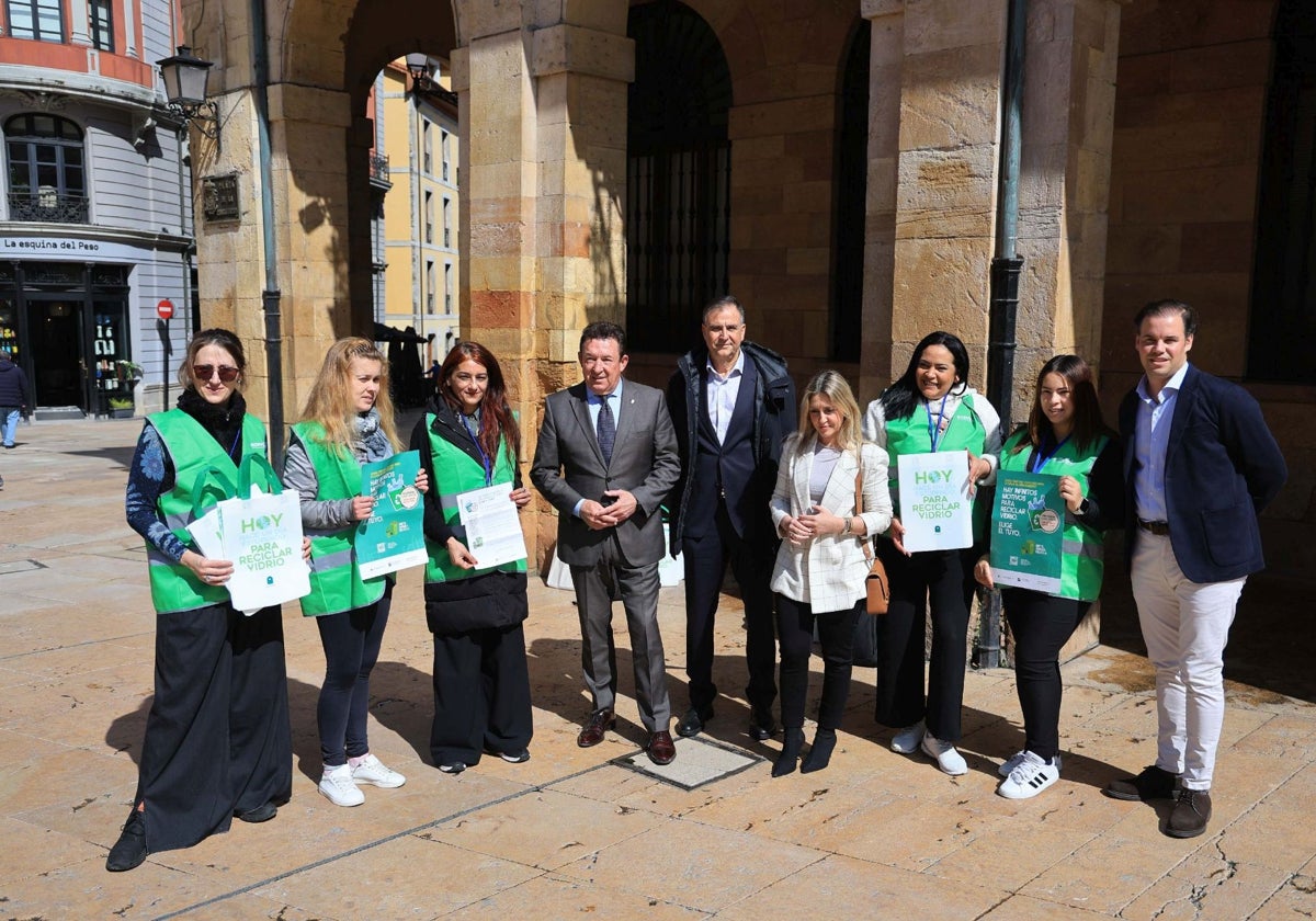 José Ramón Pando (cuarto por la izquierda), con los organizadores de la campaña de Ecovidrio.