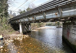 La estructura del puente metálico de Trubia, que está oxidado.