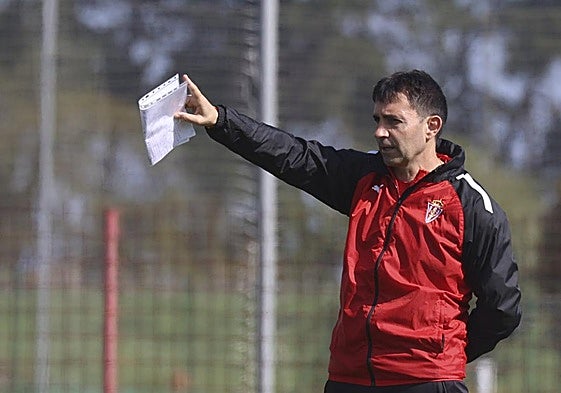 Asier Garitano dirige un entrenamiento del Sporting en Mareo.