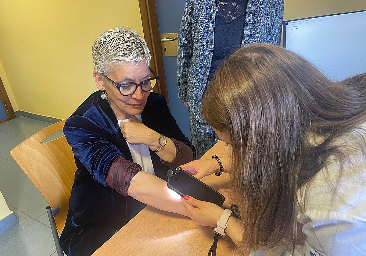 La consejera Concepción Saavedra realizando un diagnóstico por teledermatología