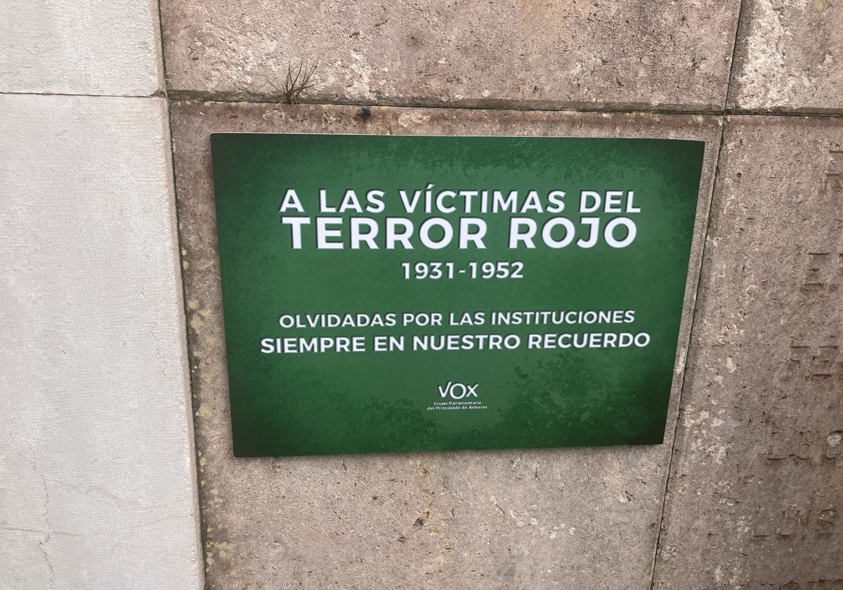 Detalle de la placa colocada esta mañana por Vox en el cementerio municipal de Jove para homenajear a 62 gijoneses fusilados por el Frente Popular el 14 de agosto de 1936.
