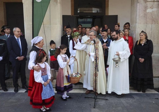 Bendición de los güevos pintos con el párroco Fermín Riaño, justo delante del alcalde de Siero, otros ediles e invitados en la plaza del Ayuntamiento.