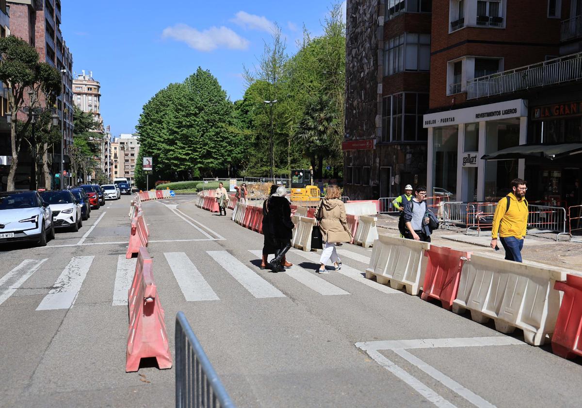 Las obras en la avenida de Galicia de Oviedo a la altura de la plaza del General Ordóñez.