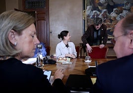 Dolores Carcedo, portavoz del PSOE, y Xabel Vegas, de IU-Convocatoria, conversan en la Junta de Portavoces.