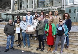 Las familias del Colegio de Educación Especial de Latores de Oviedo con las firmas ante el Registro general del Principado.
