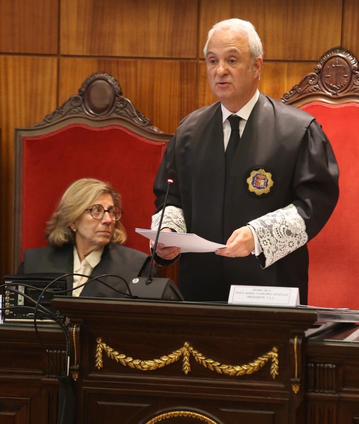 Imagen secundaria 2 - Momentos de la jura de su cargo de José Luis Niño Romero