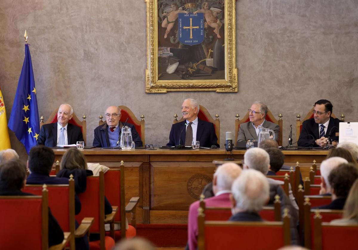 Ignacio Riesgo, Juan Luis Rodríguez-Vigil, Ramón Rodríguez, Ángel López y Venancio Martínez, durante la presentación de 'Por un sistema de salud asturiano de vanguardia'.