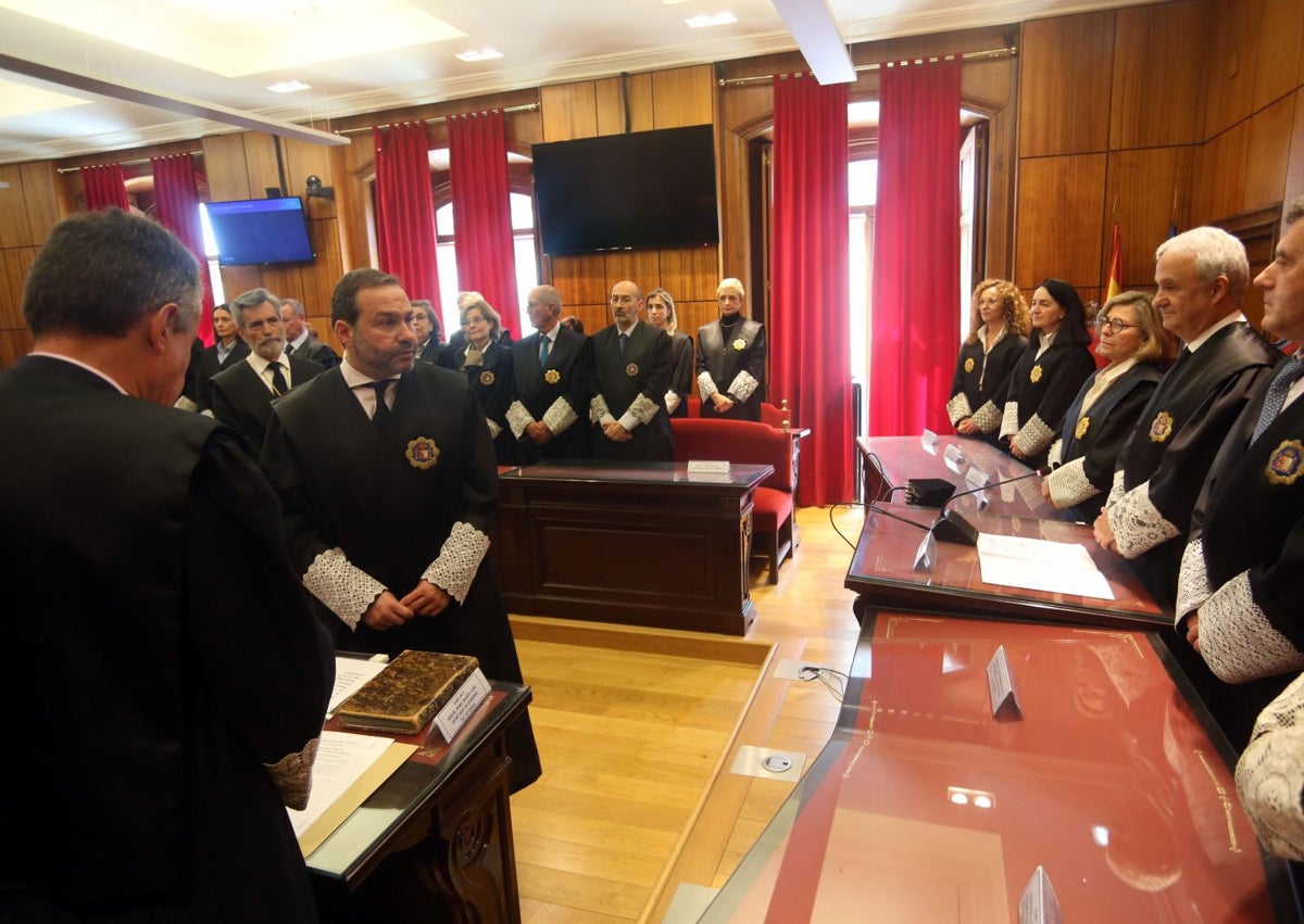 Imagen secundaria 1 - Momentos de la jura de su cargo de José Luis Niño Romero