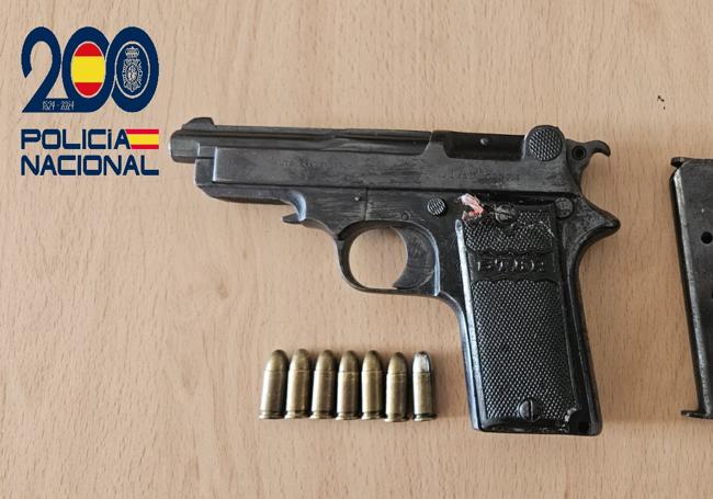 El 22 de abril se llevó a cabo el registro en el que se halló una pistola marca Star del calibre 7.65 mm, municionada con siete cartuchos.