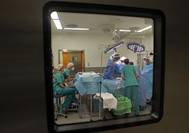 Una intervención en un quirófano del HUCA.