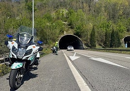 Un agente de la Guardia Civil de Tráfico en la zona de los túneles del Padrún.