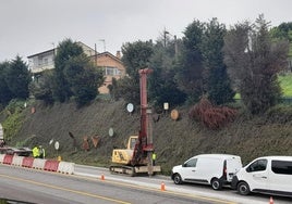 Las máquinas ya están trabajando en el trabo de la carretera N-632 donde se colocarán pantallas y se renovará el firme.
