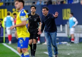Garitano da instrucciones a sus futbolistas durante el partido.