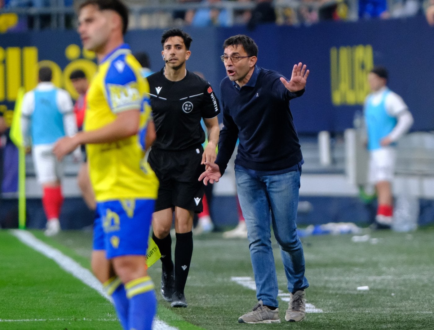 Garitano da instrucciones a sus futbolistas durante el partido.