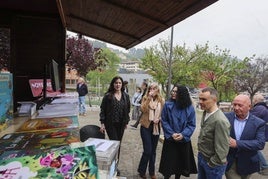 La consejera de Cultura, Vanessa Gutiérrez, y el alcalde, Iván Fernández, inauguraron ayer la feria.