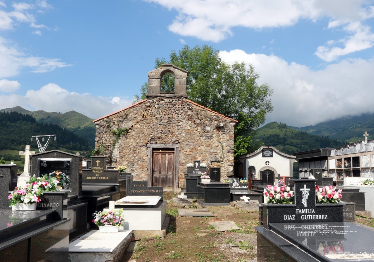 Exterior de la capilla de la Collá, en el cementerio de Soto
