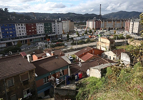 Imagen reciente del barrio langreano de El Puente, donde se observa su deterioro.