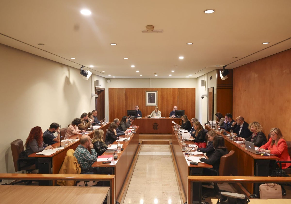 IU y Podemos siguen ensayando su cohabitación en Avilés en una sesión plenaria sin músculo