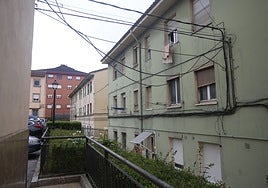 Un edificio de viviendas de Ventanielles con muchos cables.