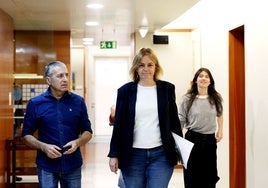 Covadonga Tomé, en el centro, junto a sus asesores Xune Elipe y Laura Tuero, en los pasillos de la Junta.