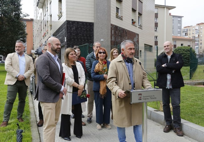 «Buscar bellas flores en la calle Roncal», dijo José Antonio Rozada.