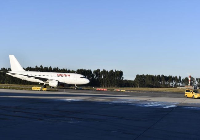 Un avión de Iberia aterriza en Asturias.
